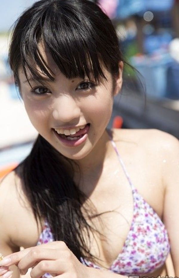 志田友美　美乳おっぱい　ハミ乳エロ画像